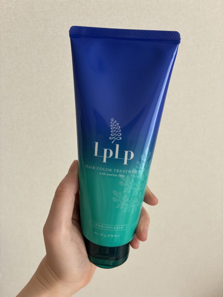 ルプルプ ヘアカラートリートメント(ベージュブラウン)の容器を手に持ったところ