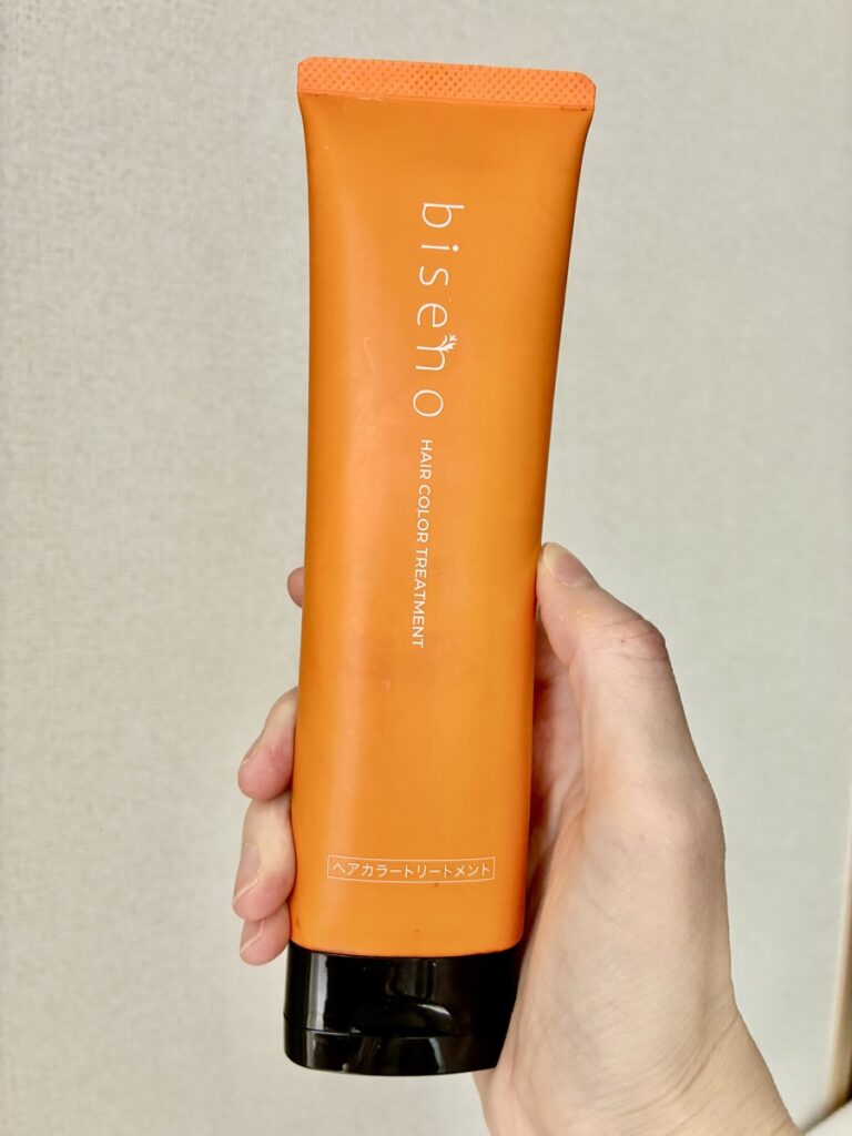 ビセノ ヘアカラートリートメントの容器を手に持ったところ