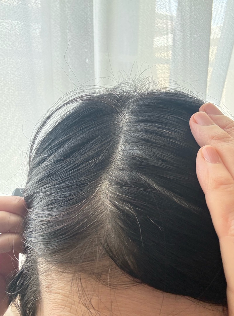 ルプルプを使う前の分け目。白髪が数本ずつ混じっている状態