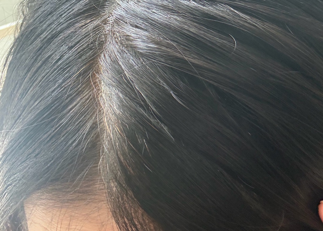 ルプルプを1回使ったあとの分け目。白髪がうっすら色づいた状態